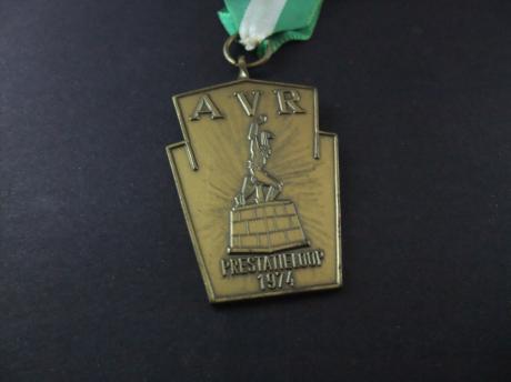 AVR (AtletiekVereniging Rotterdam)Prestatieloop 1974 (De verwoeste stad standbeeld gemaakt door Ossip Zadkine naar aanleiding van het bombardement op Rotterdam.)